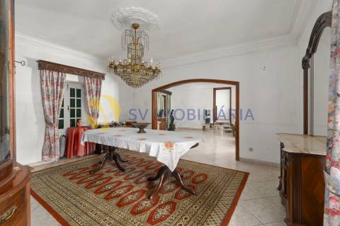 Moradia T6 no centro de Ermesinde com anexo e pátio