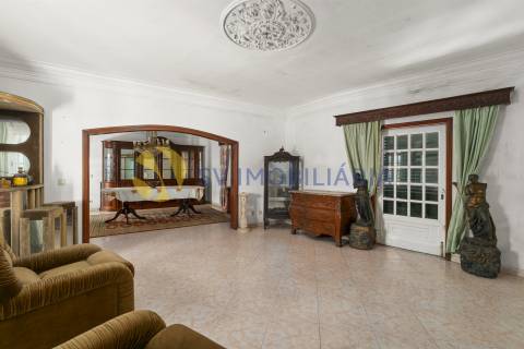 Moradia T6 no centro de Ermesinde com anexo e pátio