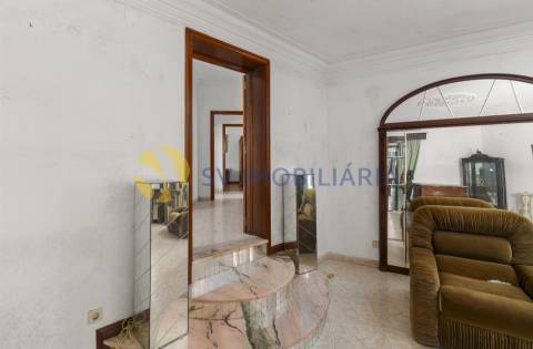 Moradia T6 no centro de Ermesinde com anexo e pátio