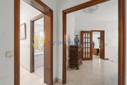 Moradia T6 no centro de Ermesinde com anexo e pátio