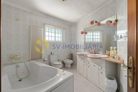 Moradia T6 no centro de Ermesinde com anexo e pátio