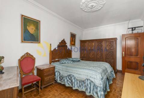 Moradia T6 no centro de Ermesinde com anexo e pátio