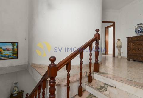 Moradia T6 no centro de Ermesinde com anexo e pátio