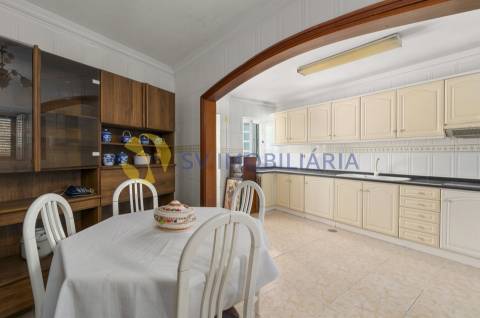 Moradia T6 no centro de Ermesinde com anexo e pátio