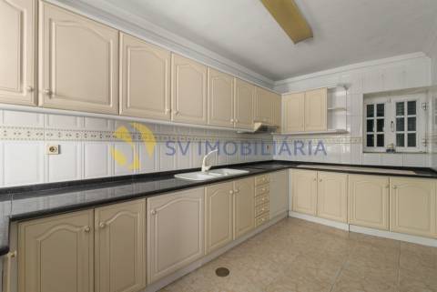 Moradia T6 no centro de Ermesinde com anexo e pátio