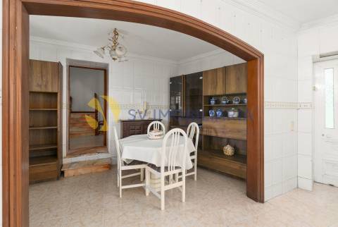 Moradia T6 no centro de Ermesinde com anexo e pátio