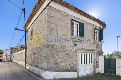 Moradia T6 no centro de Ermesinde com anexo e pátio