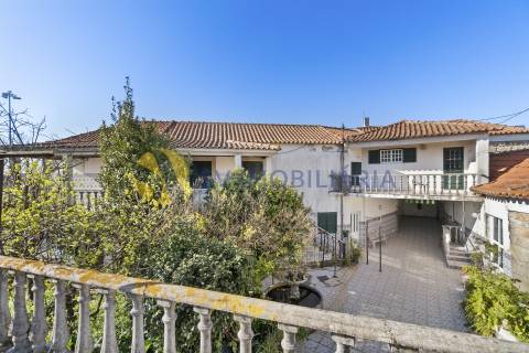 Moradia T6 no centro de Ermesinde com anexo e pátio