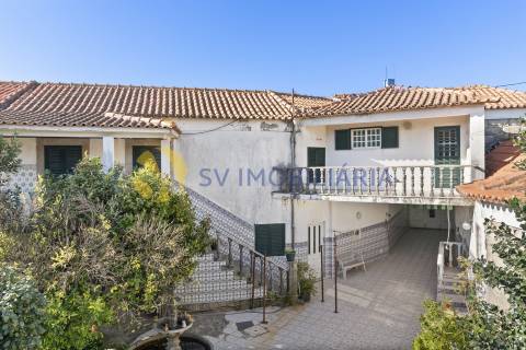 Moradia T6 no centro de Ermesinde com anexo e pátio