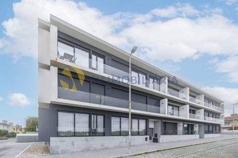 Apartamento T3 moderno em Vilar de Pinheiro com excelente exposição solar