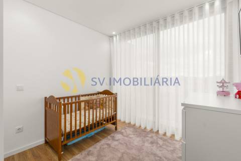 Apartamento T3 moderno em Vilar de Pinheiro com excelente exposição solar
