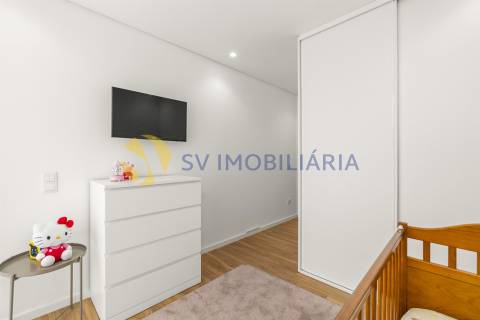 Apartamento T3 moderno em Vilar de Pinheiro com excelente exposição solar