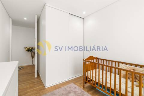 Apartamento T3 moderno em Vilar de Pinheiro com excelente exposição solar