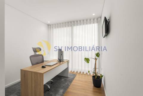 Apartamento T3 moderno em Vilar de Pinheiro com excelente exposição solar