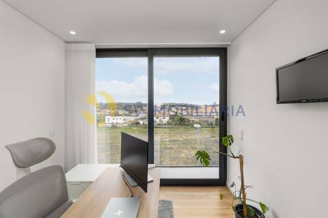 Apartamento T3 moderno em Vilar de Pinheiro com excelente exposição solar