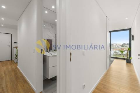 Apartamento T3 moderno em Vilar de Pinheiro com excelente exposição solar