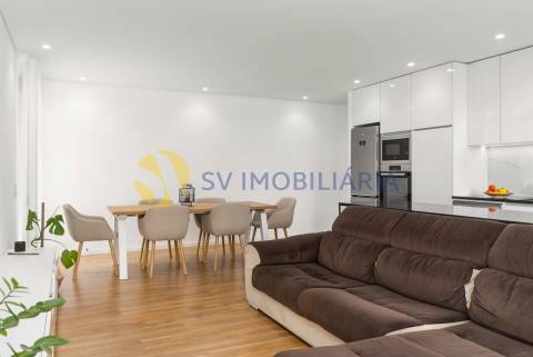 Apartamento T3 moderno em Vilar de Pinheiro com excelente exposição solar