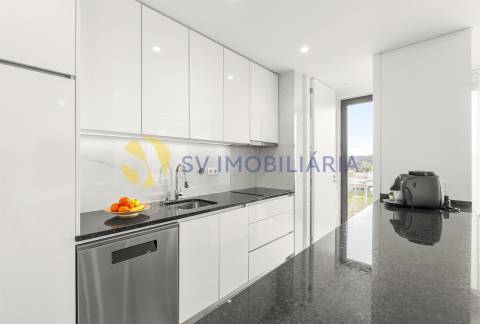 Apartamento T3 moderno em Vilar de Pinheiro com excelente exposição solar