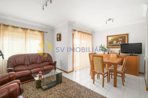 Apartamento T3 com garagem para 2 carros e 3 frentes – Fânzeres