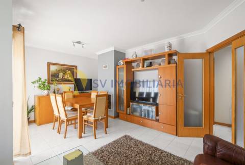 Apartamento T3 com garagem para 2 carros e 3 frentes – Fânzeres