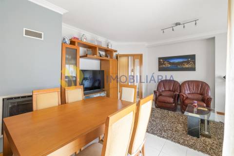 Apartamento T3 com garagem para 2 carros e 3 frentes – Fânzeres