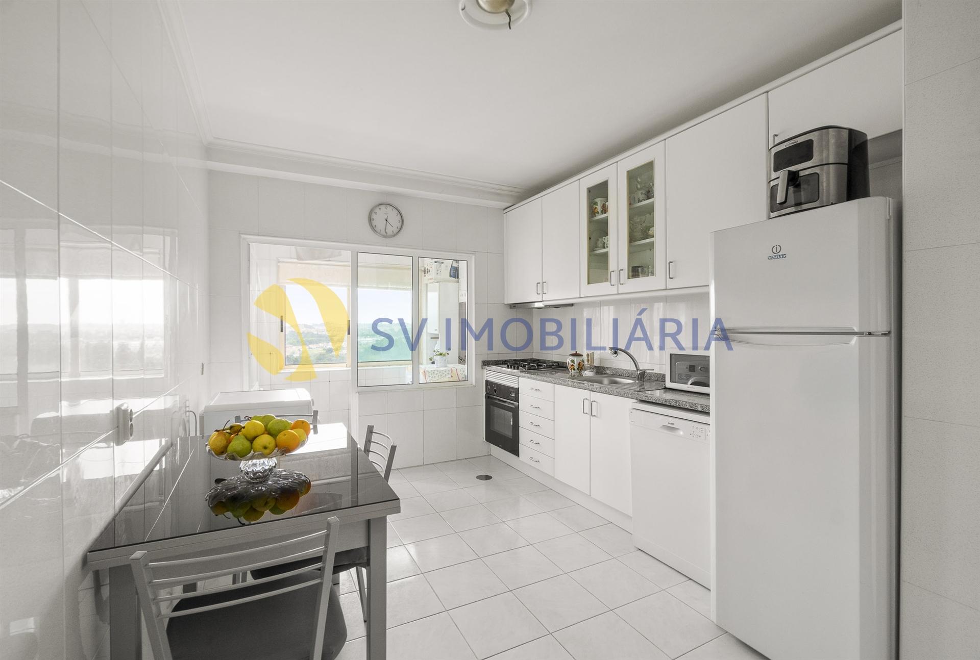 Apartamento T3 com garagem para 2 carros e 3 frentes – Fânzeres