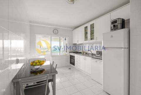 Apartamento T3 com garagem para 2 carros e 3 frentes – Fânzeres