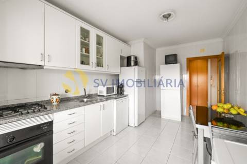 Apartamento T3 com garagem para 2 carros e 3 frentes – Fânzeres