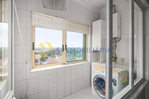 Apartamento T3 com garagem para 2 carros e 3 frentes – Fânzeres