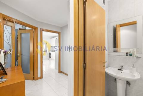 Apartamento T3 com garagem para 2 carros e 3 frentes – Fânzeres