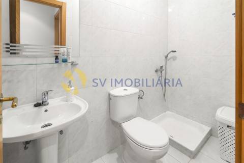 Apartamento T3 com garagem para 2 carros e 3 frentes – Fânzeres