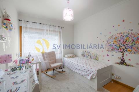 Apartamento T3 com garagem para 2 carros e 3 frentes – Fânzeres