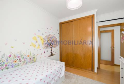 Apartamento T3 com garagem para 2 carros e 3 frentes – Fânzeres