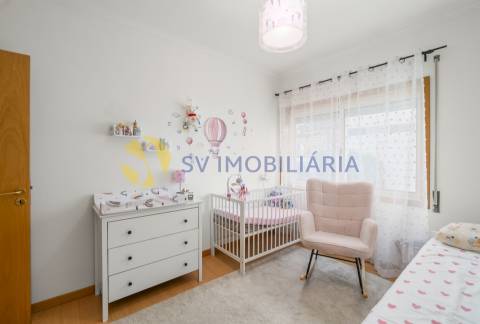 Apartamento T3 com garagem para 2 carros e 3 frentes – Fânzeres