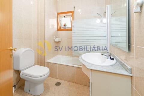 Apartamento T3 com garagem para 2 carros e 3 frentes – Fânzeres