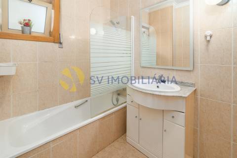 Apartamento T3 com garagem para 2 carros e 3 frentes – Fânzeres