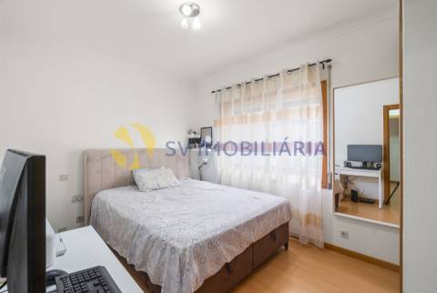 Apartamento T3 com garagem para 2 carros e 3 frentes – Fânzeres