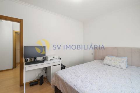 Apartamento T3 com garagem para 2 carros e 3 frentes – Fânzeres