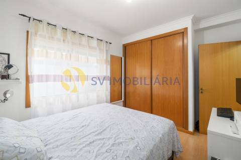 Apartamento T3 com garagem para 2 carros e 3 frentes – Fânzeres