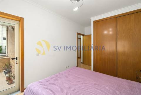 Apartamento T3 com garagem para 2 carros e 3 frentes – Fânzeres