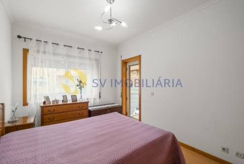 Apartamento T3 com garagem para 2 carros e 3 frentes – Fânzeres