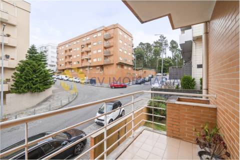 Apartamento T3 com garagem para 2 carros e 3 frentes – Fânzeres