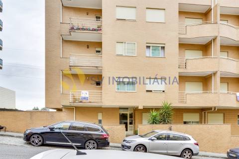 Apartamento T3 com garagem para 2 carros e 3 frentes – Fânzeres