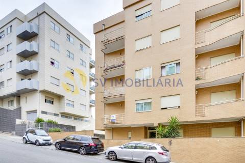 Apartamento T3 com garagem para 2 carros e 3 frentes – Fânzeres