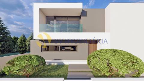 Moradia T3 com jardim e 3 frentes em Silva Escura – Maia