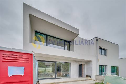 Moradia T3 com jardim e 3 frentes em Silva Escura – Maia