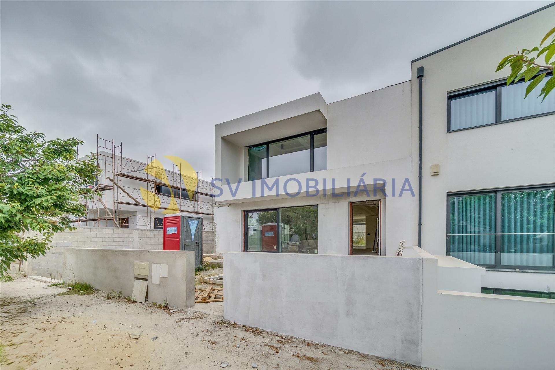 Moradia T3 com jardim e 3 frentes em Silva Escura – Maia