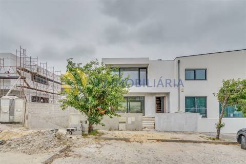 Moradia T3 com jardim e 3 frentes em Silva Escura – Maia
