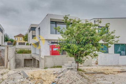 Moradia T3 com jardim e 3 frentes em Silva Escura – Maia