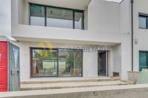Moradia T3 com jardim e 3 frentes em Silva Escura – Maia